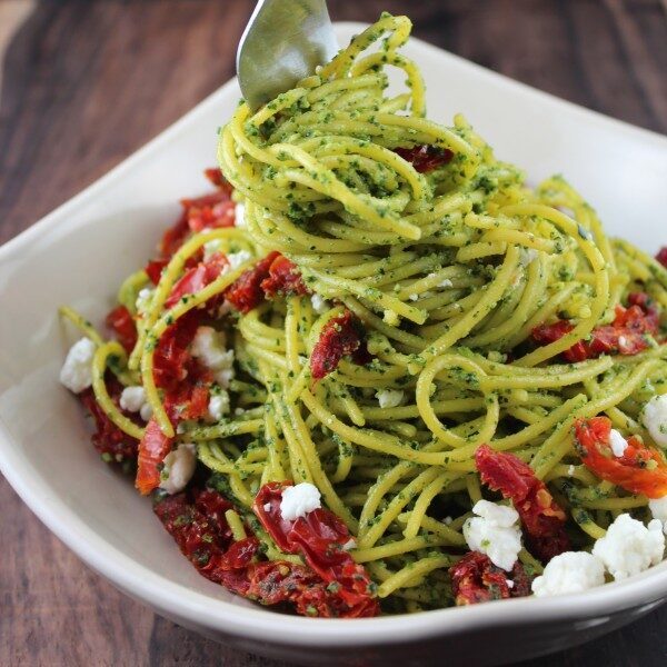 Spaghetti pesto, pomodorini e caprino