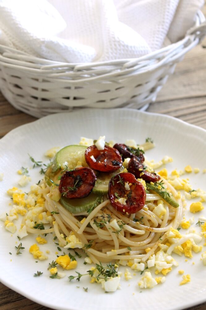 Spaghetti pomodorini confit, zucchine e uova sode