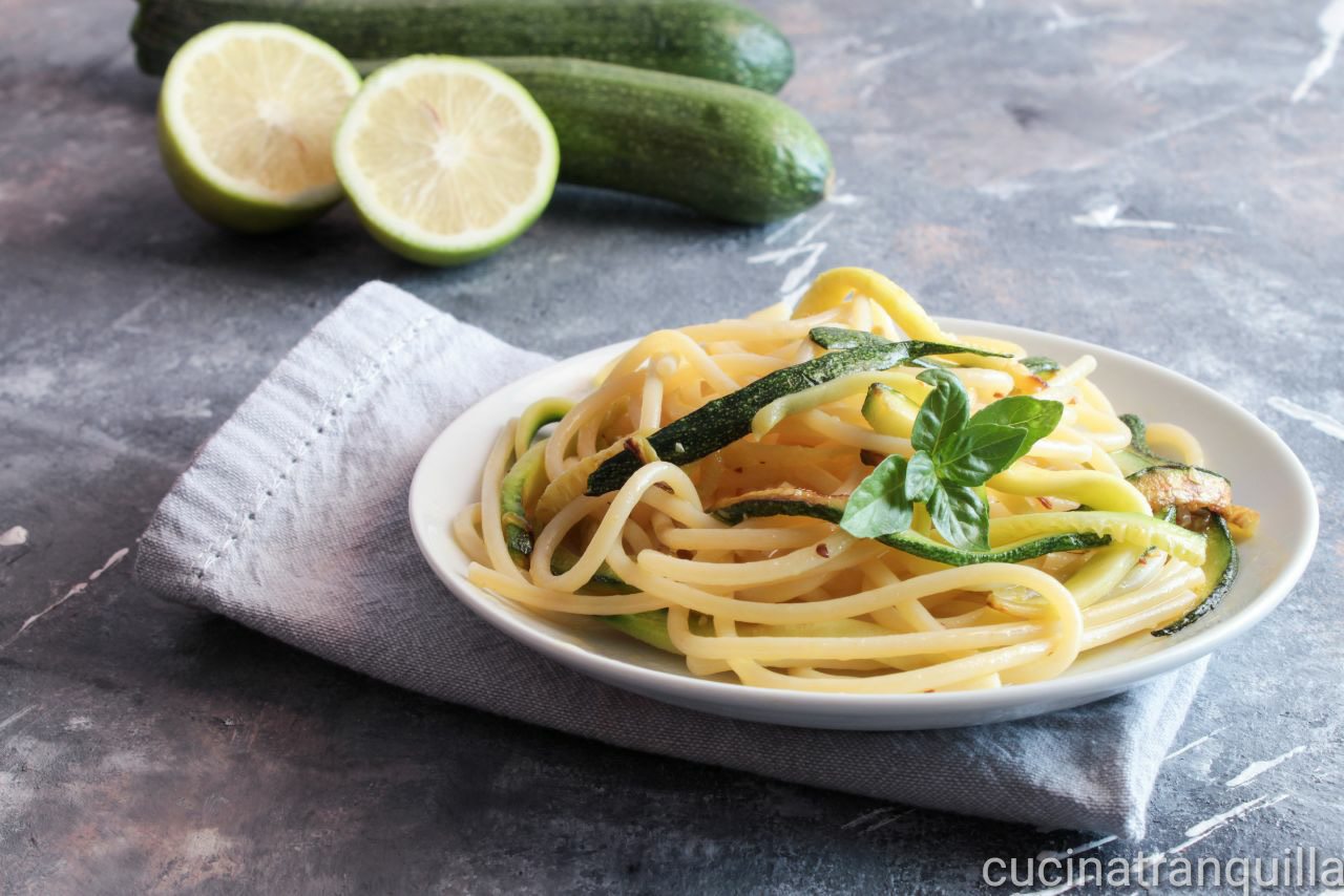 Spaghetti quadrati al limone con zucchine