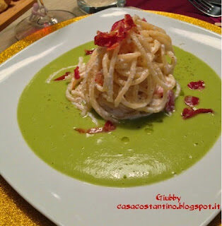 Spaghetti quadrati con ricotta e pancetta croccante su vellutata di piselli