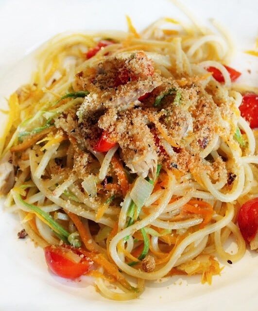 Spaghetti quadrati con sgombro, verdure dell’orto e pane croccante