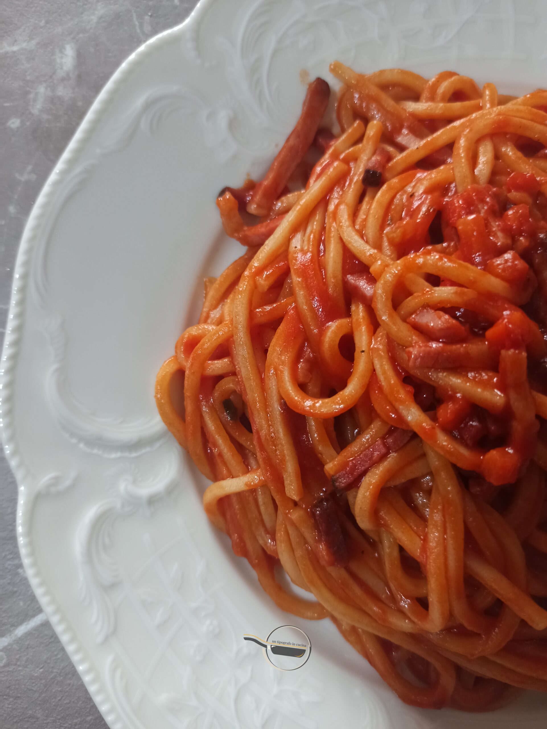 Spaghetti quadri al pomodoro e speck affumicato
