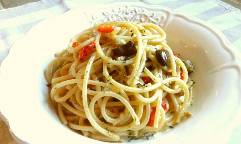 Spaghetti rigati con tonno e verdure