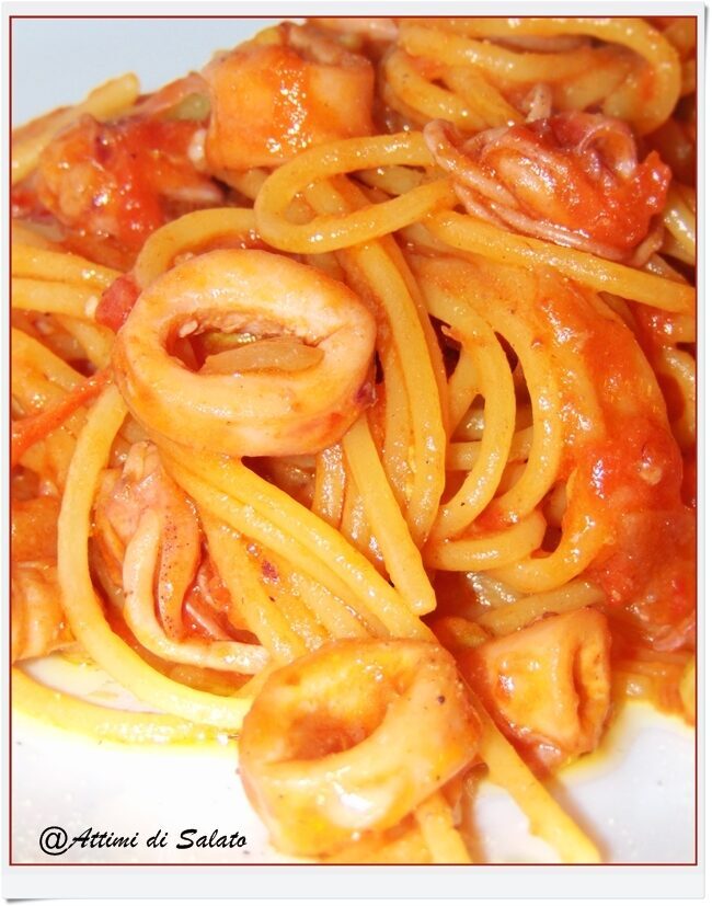 Spaghetti risottati con calamari e piselli