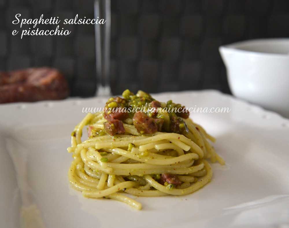 Spaghetti salsiccia e pistacchio