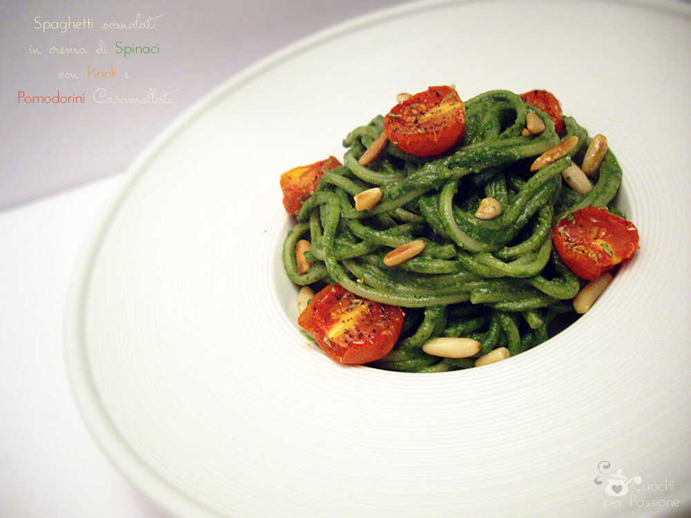 Spaghetti scanalati in crema di spinaci con pinoli e pomodorini