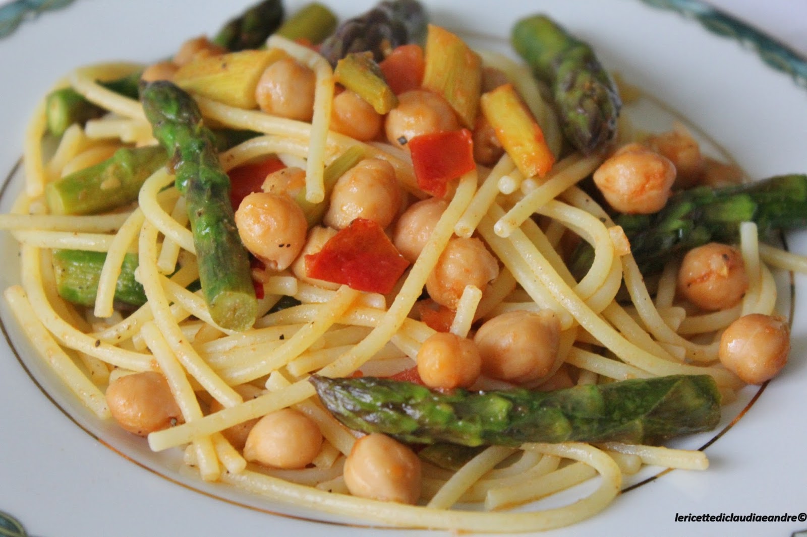 Spaghetti senza glutine con asparagi, ceci e pomodori
