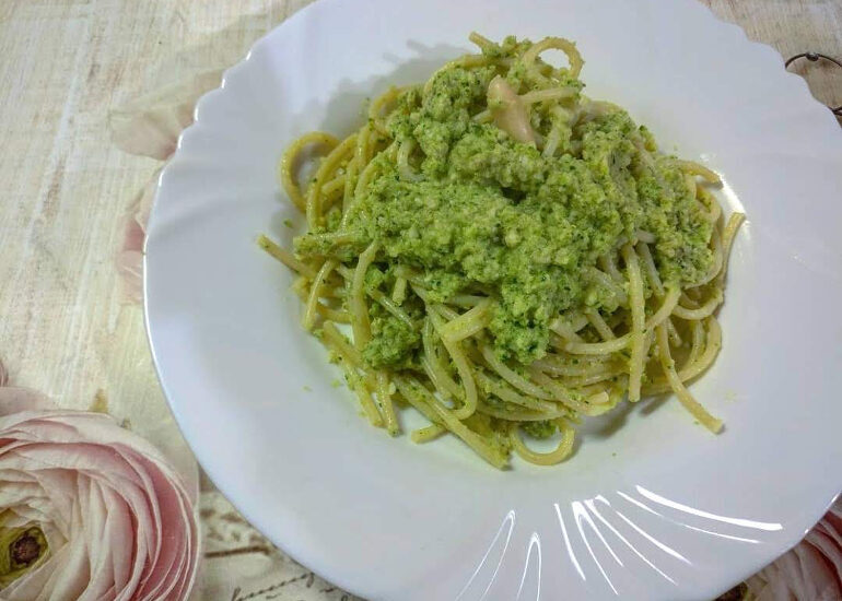 Spaghetti senza glutine con pesto di zucchine e mandorle