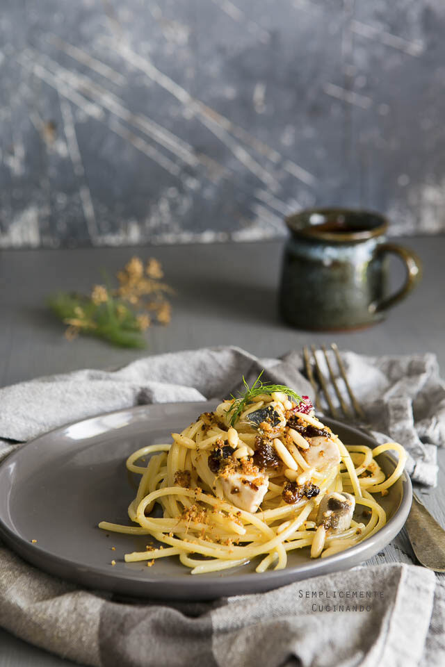 Spaghetti sgombro pinoli e finocchietto