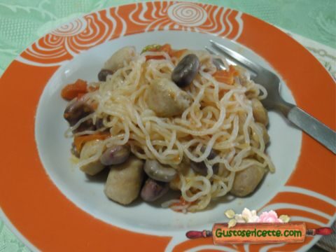 Spaghetti shirataki di konjac alle fave rosa