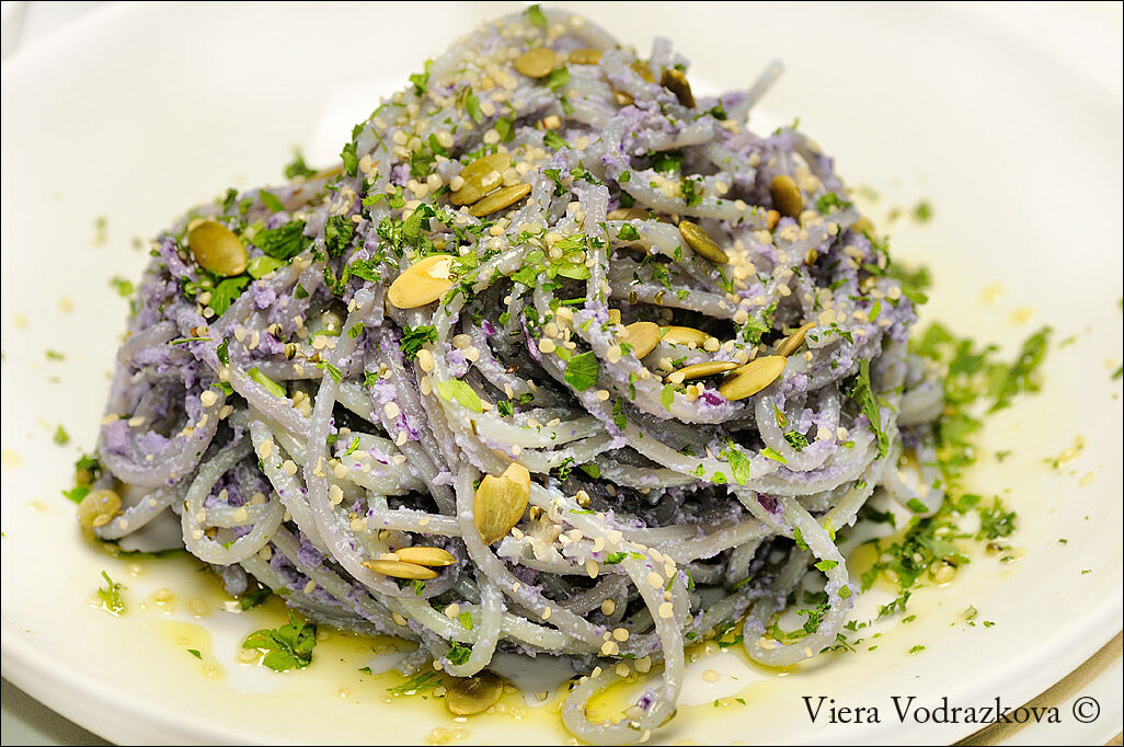 Spaghetti superveloci con il pesto viola