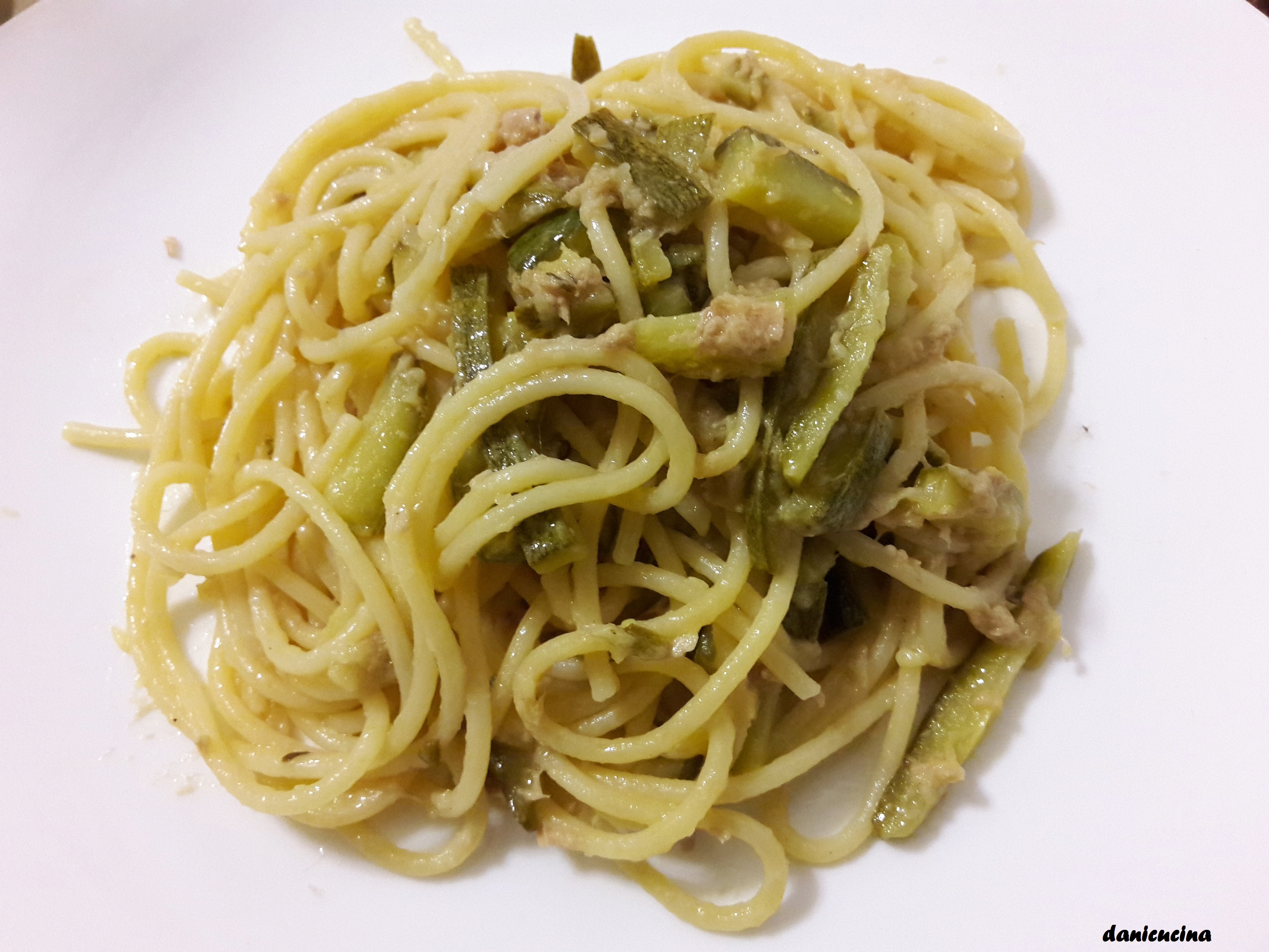 Spaghetti tonno e zucchine al profumo di limone
