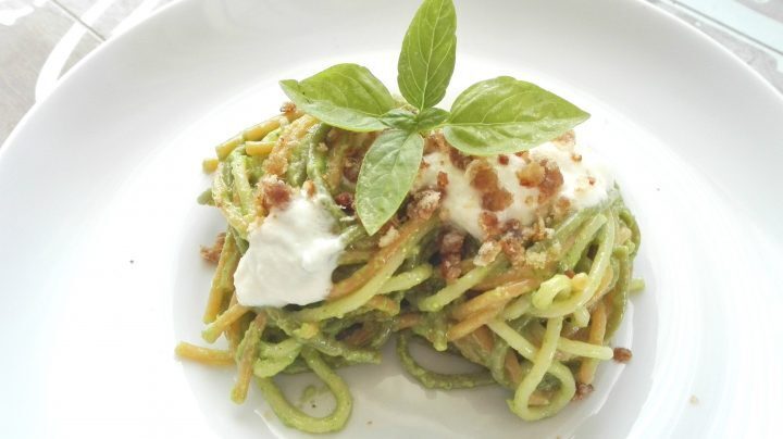Spaghetti tricolore al pesto di basilico, gocce di mozzarella e briciole croccanti di acciughe