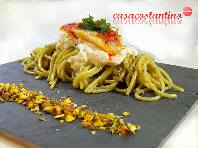 Spaghetti triglie pesto di pistacchi e burrata