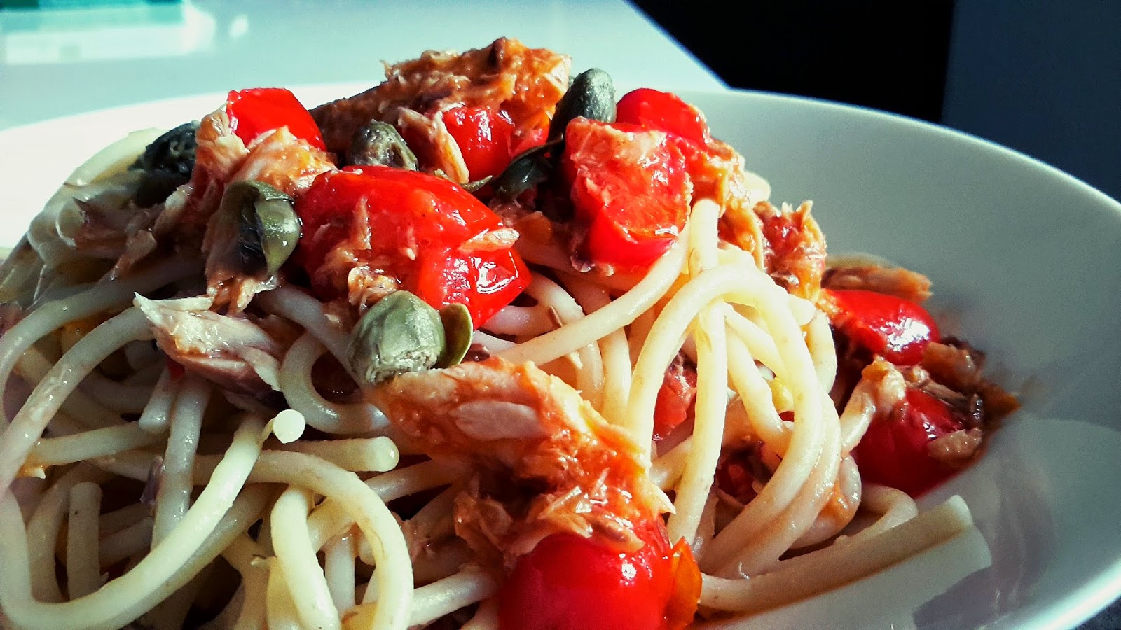 Spaghetti ultraveloci con sgombro e datterini