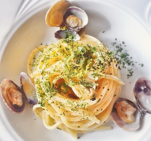 Spaghetti vongole e briciole di broccoletti