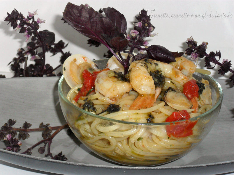 Spaghetti vongole e gamberi al pesto di basilico nero