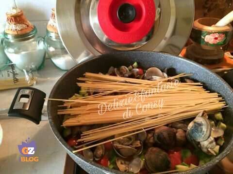 Spaghetti vongole e zucchine in padella
