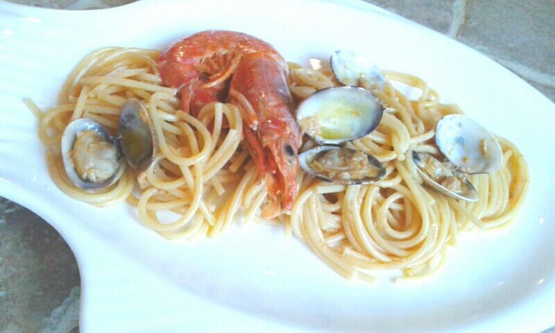 Spaghetti vongole, gamberoni e tonno