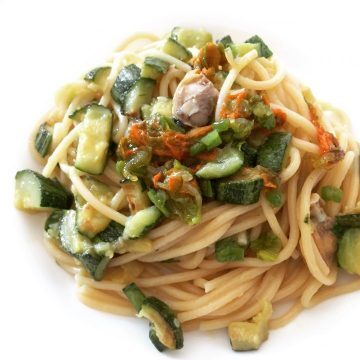Spaghetti vongole, zucchine e fiori di zucca