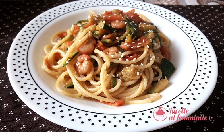 Spaghetti zucchine e gamberetti con salsa di soia