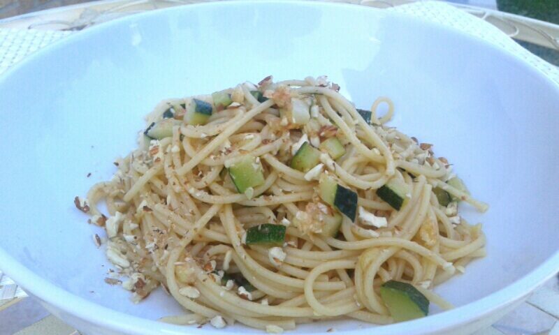 Spaghetti zucchine e mandorle al basilico