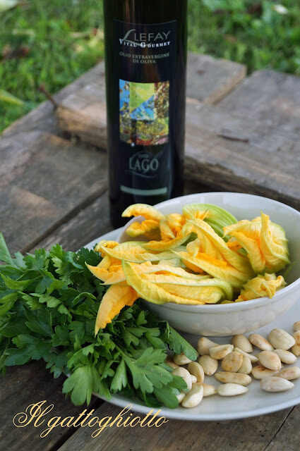 Spaghettini al pesto di prezzemolo e mandorle con fiori di zucca ripieni