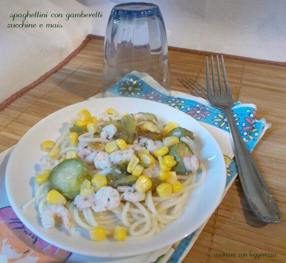 Spaghettini con gamberetti, zucchine e mais