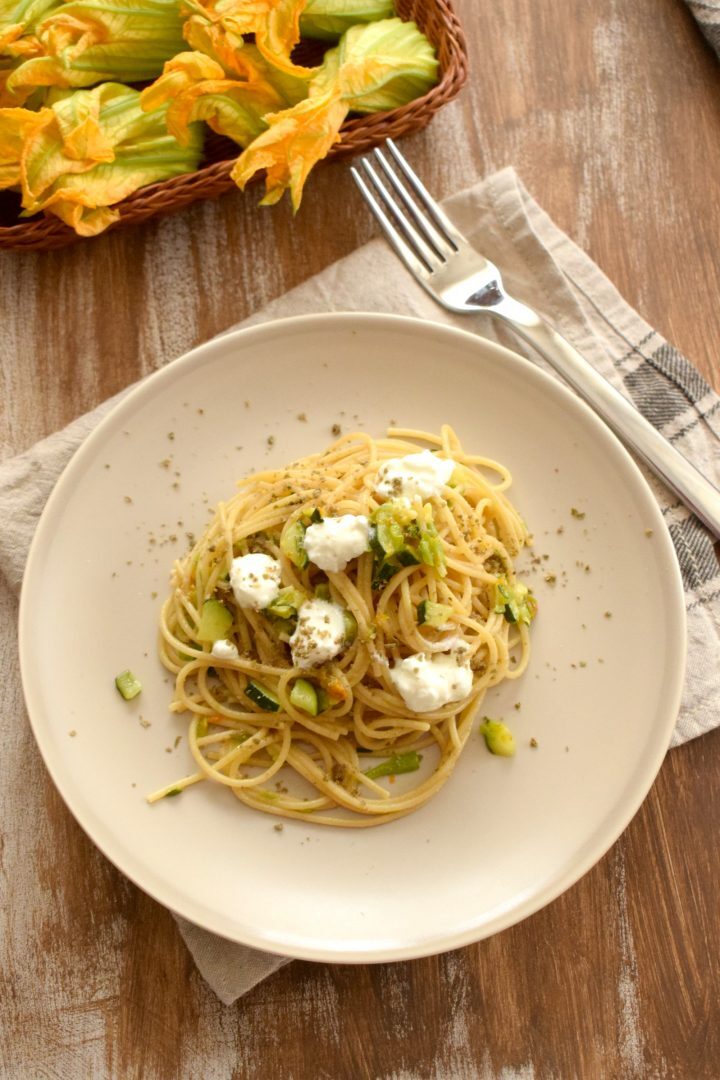 Spaghettini integrali ai fiori di zucchina, fiocchi di latte e polvere di capperi