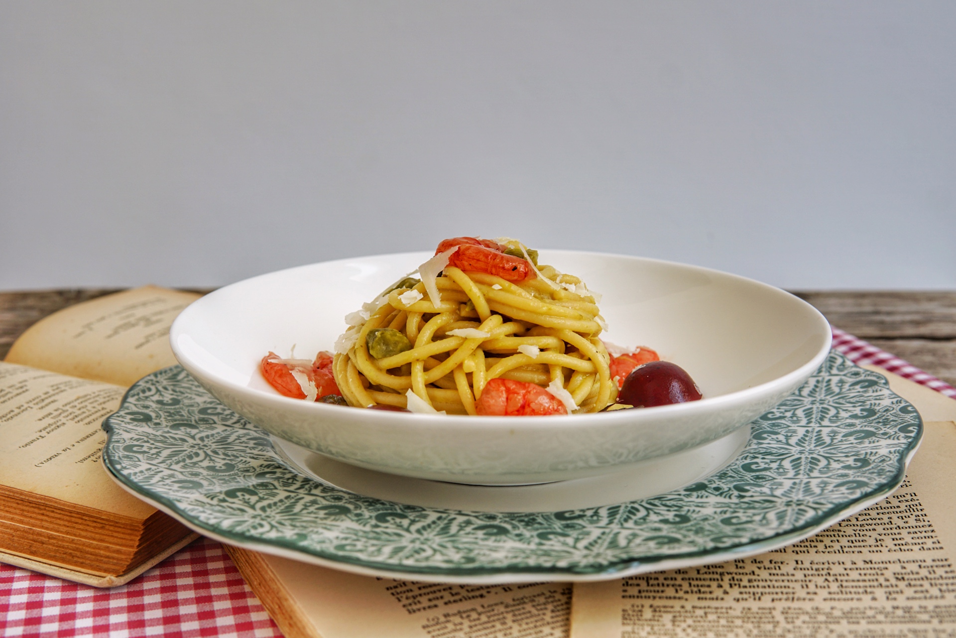 Spaghettone con asparagi, gamberi rossi e semisfere di barbabietola