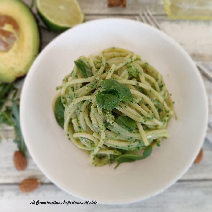 Spaghettoni al pesto di avocado rucola e lime