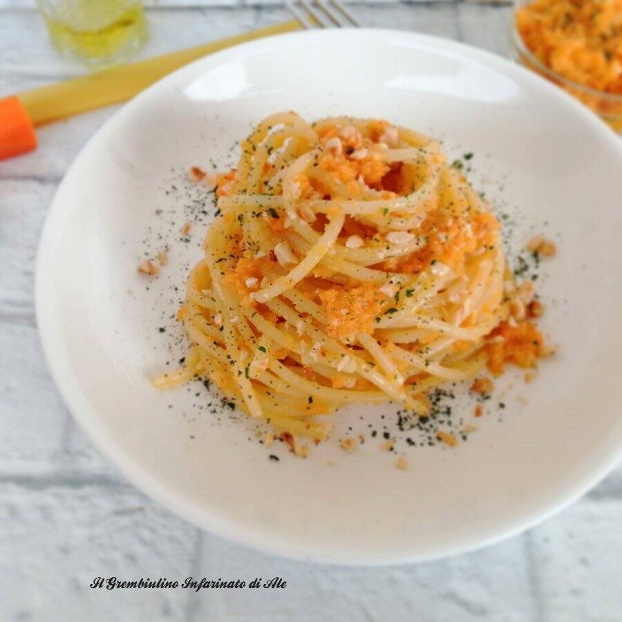 Spaghettoni al pesto di carote e nocciole