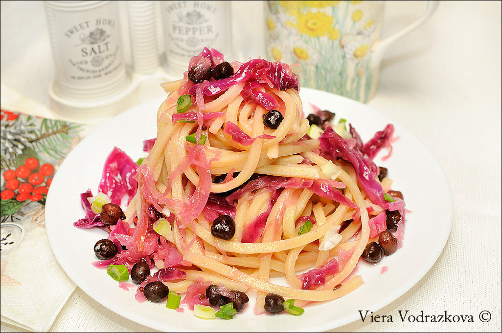 Spaghettoni con ceci neri e cavolo viola