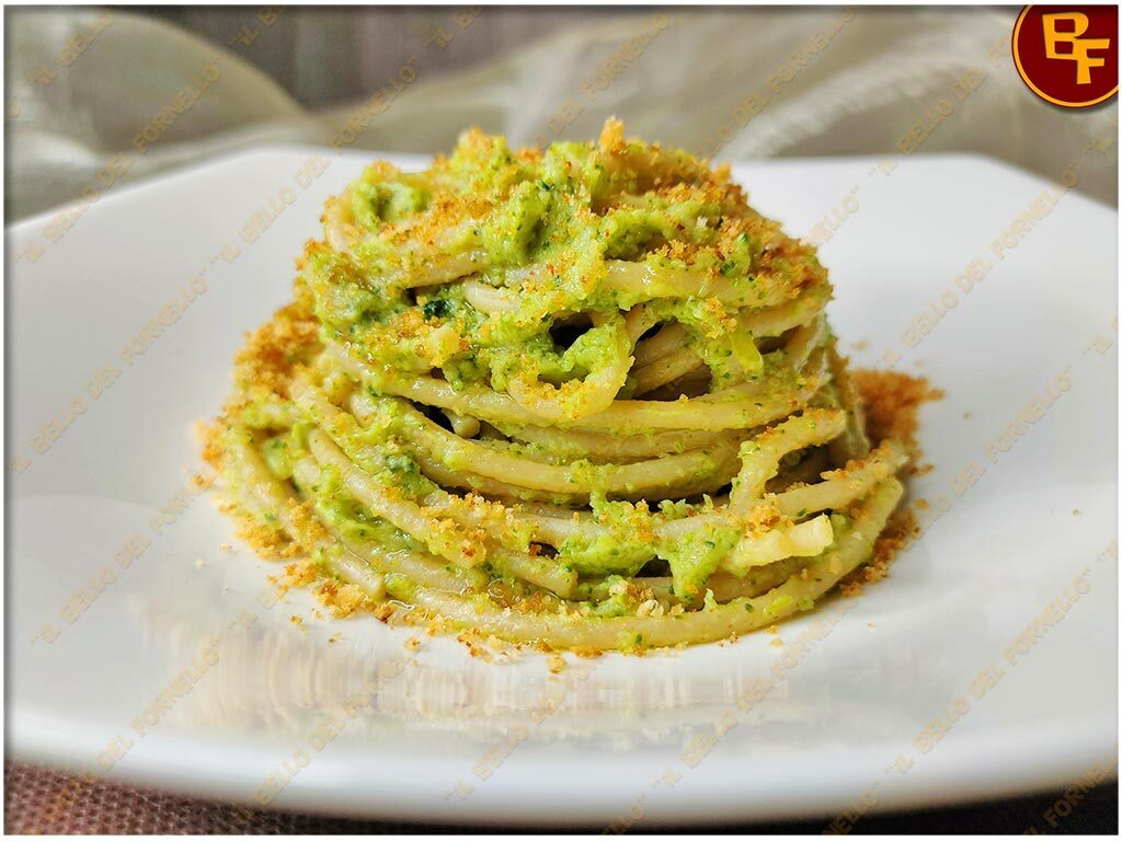 Spaghettoni con crema di broccolo e pane tostato