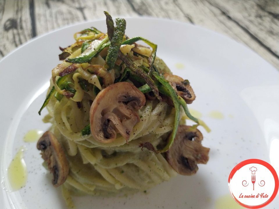 Spaghettoni con crema di funghi e zucchine