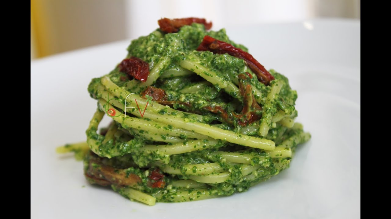 Spaghettoni con pesto di rucola [videoricetta]