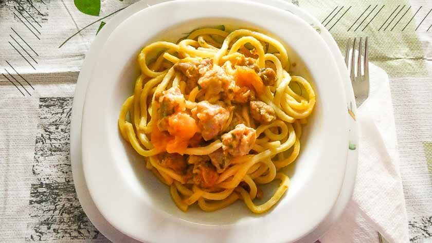Spaghettoni con salsiccia e pomodorini gialli