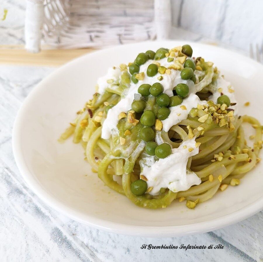 Spaghettoni in crema di piselli e stracciatella