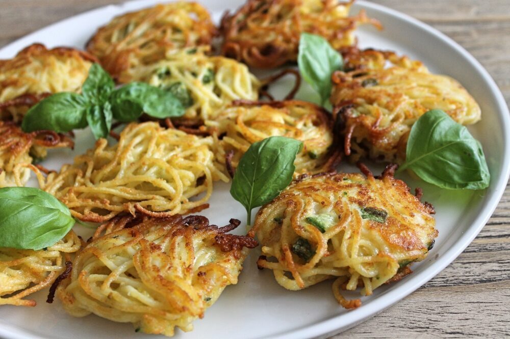 Spaghi fritti con zucchine e mozzarella