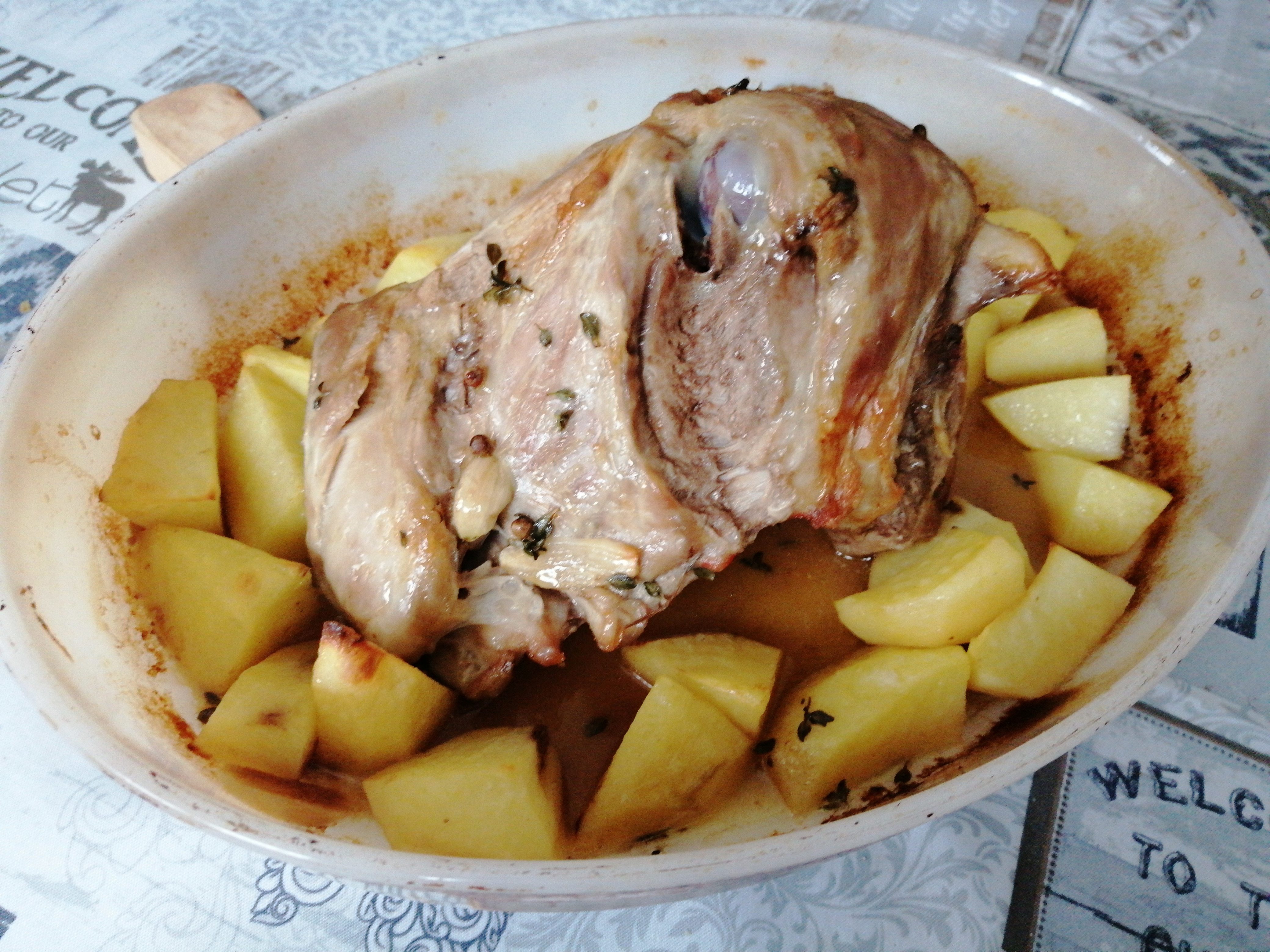 Spalla di agnello al forno con patate