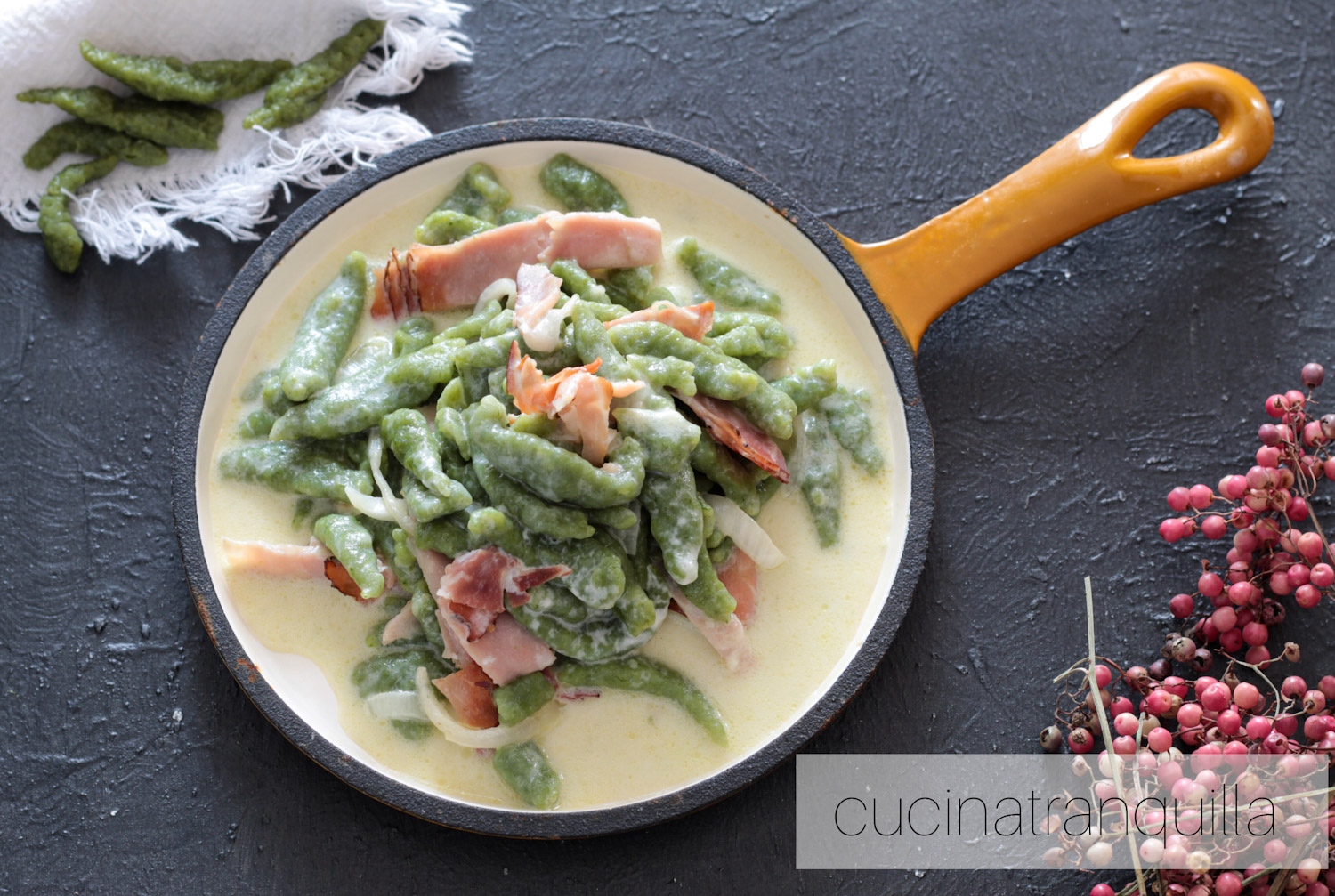 Spatzle agli spinaci con formaggio cremoso e speck