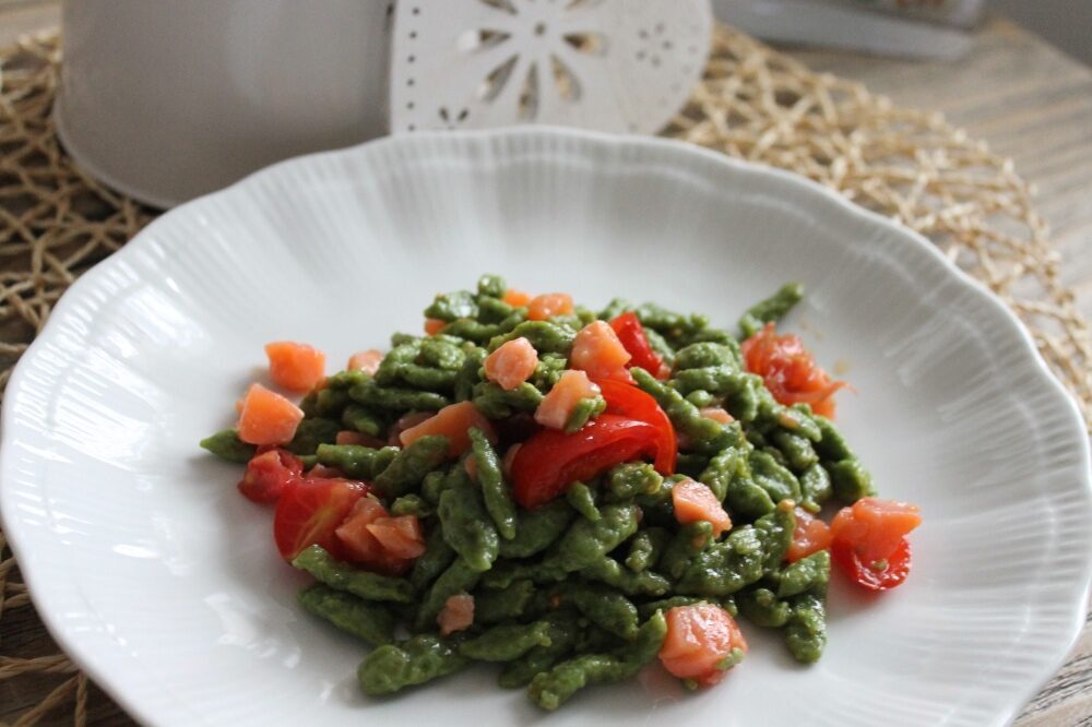 Spatzle agli spinaci con pomodorini e salmone