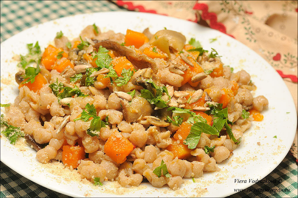 Spätzle di castagne con zucca e mix di funghi