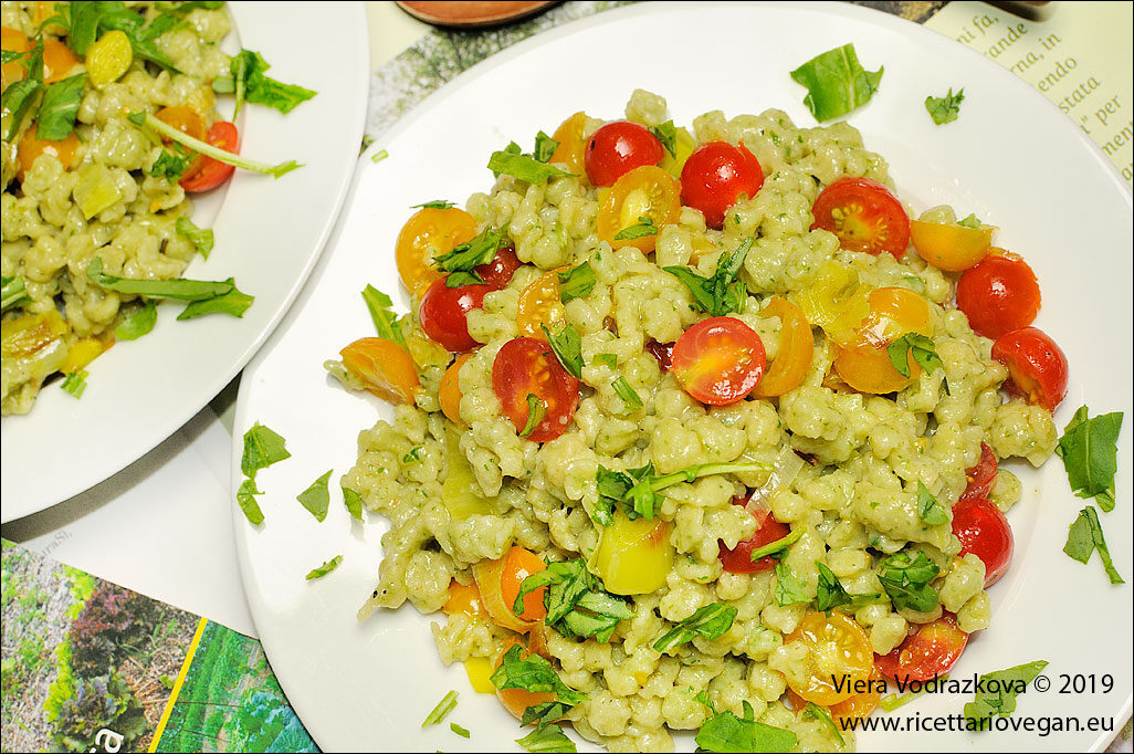 Spätzle di patate e rucola con pomodori e porri