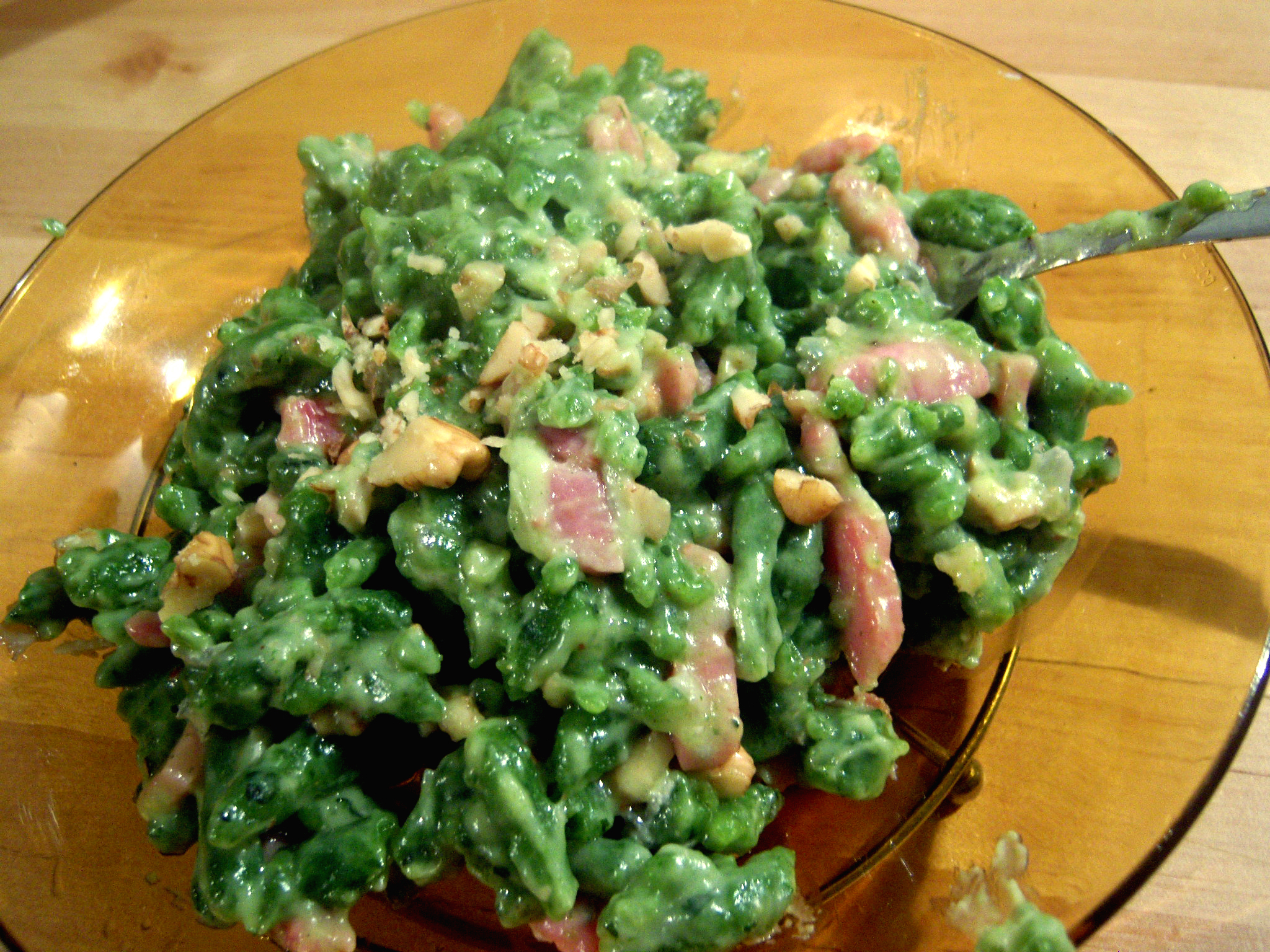 Spatzle di spinaci con gorgonzola, pancetta e noci