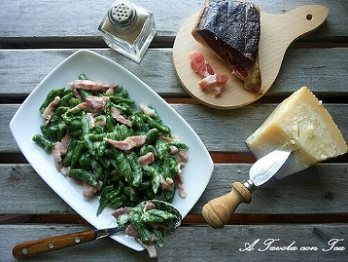 Spatzle di spinaci con panna e speck