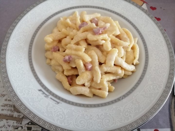 Spatzli tirolesi con panna e speck