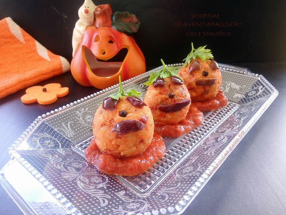 Spaventapasseri di riso e pomodoro