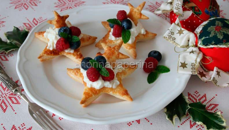 Speciale capodanno: stelle di sfoglia con crema all’arancia e frutti di bosco