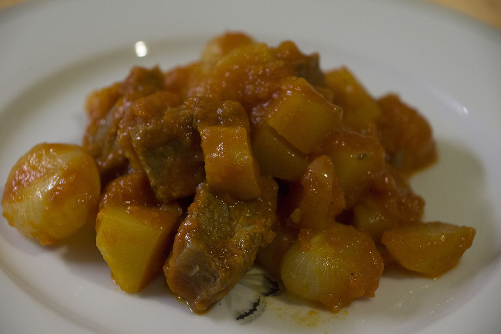 Spezzatino di lesso, patate e cipolle
